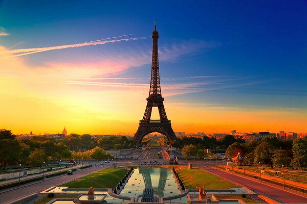 Tour Eiffel sur fond de beau coucher de soleil