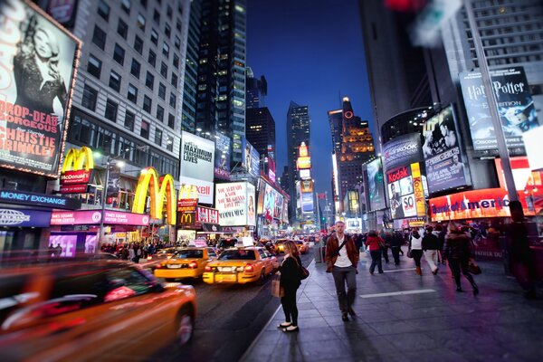 Broadway nocturno en nueva York, Estados Unidos