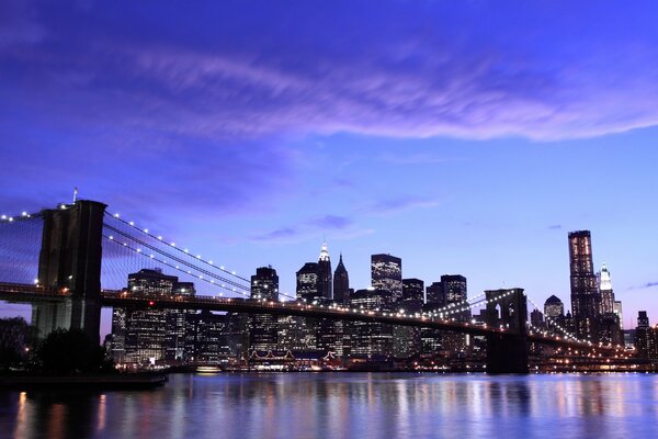 New York du soir avec le pont de Brooklyn éclairé par des guirlandes
