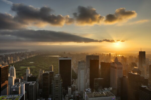 Восход солнца над небоскребами Нью-Йорка