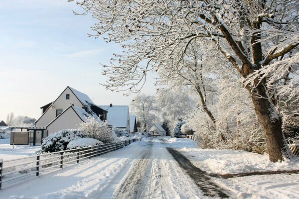 Carretera de nieve de invierno en el pueblo