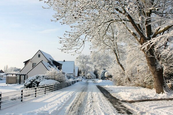 Zimowa droga śnieżna we wsi