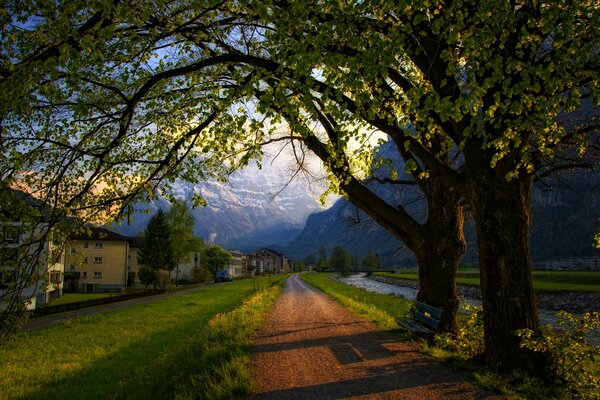 Vista de los Alpes en una ciudad de Suiza