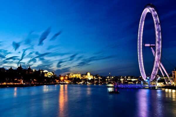 Grande roue sur le front de mer de Londres