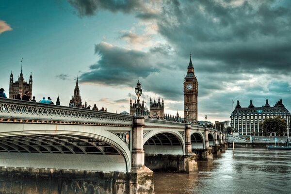 Puente de Westminster sobre el Támesis. Nubes bajas