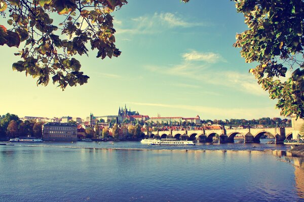 Praga sullo sfondo del mare e del ponte