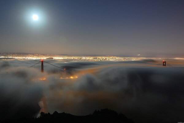 Hermosas luces de la ciudad que pasan a través de la niebla