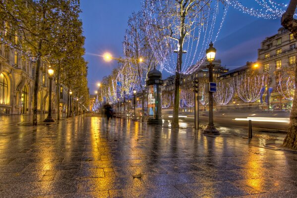 París Francia en la calle después de la lluvia hermosa por la noche