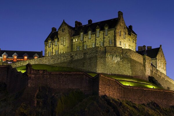 Castillo majestuoso bajo la luz de la noche