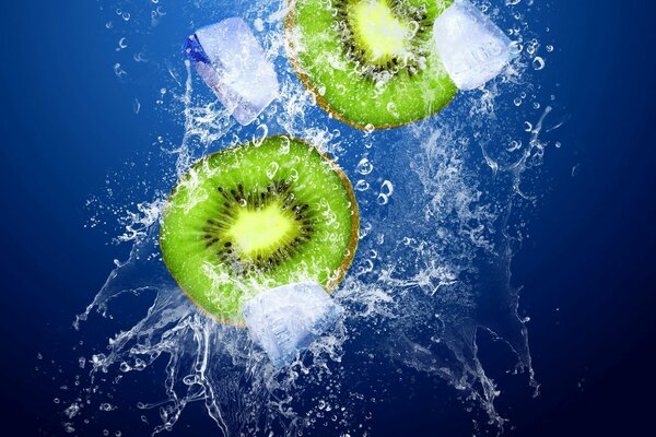 Kiwi en agua y hielo, entre salpicaduras