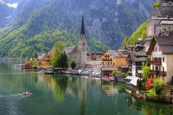 Église et maisons au bord du lac de la ville d Autriche