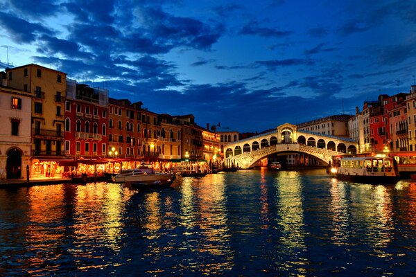 Canal de agua en Venecia al atardecer