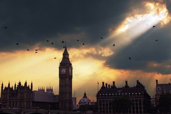 Ein Feuer in London über Big Ben