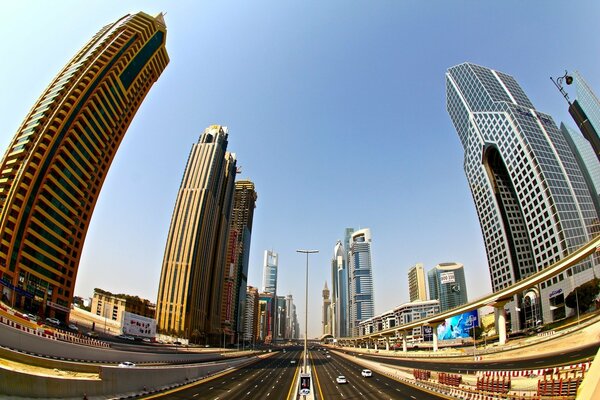 Autostrada di Dubai con grattacieli