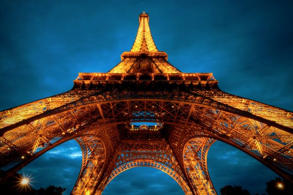 Torre Eiffel iluminada por la noche