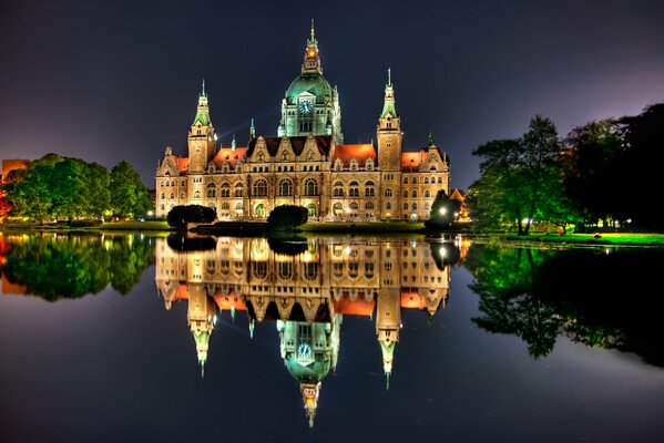 Das Abendschloss am Seeufer und seine Reflexion im Wasser spiegeln sich wider