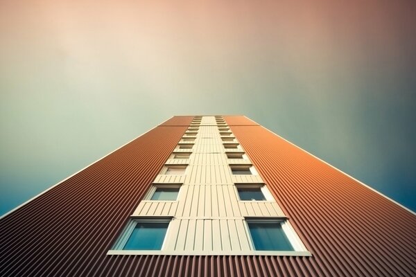 Minimalismo. Pared con ventanas contra el cielo