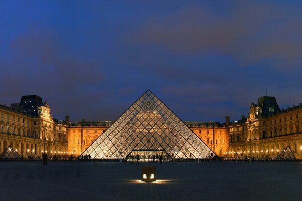 Die Pyramide im abendlichen Paris am Louvre