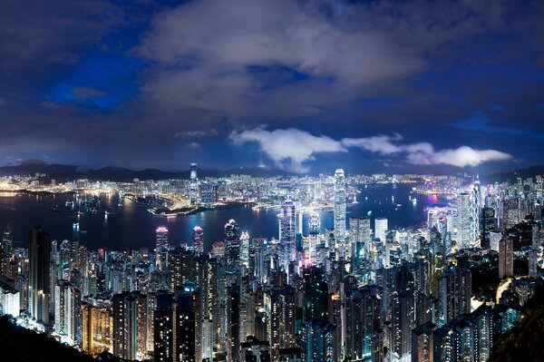 Blick auf die Stadt. Bezauberndes Hongkong in den Lichtern der Wolkenkratzer