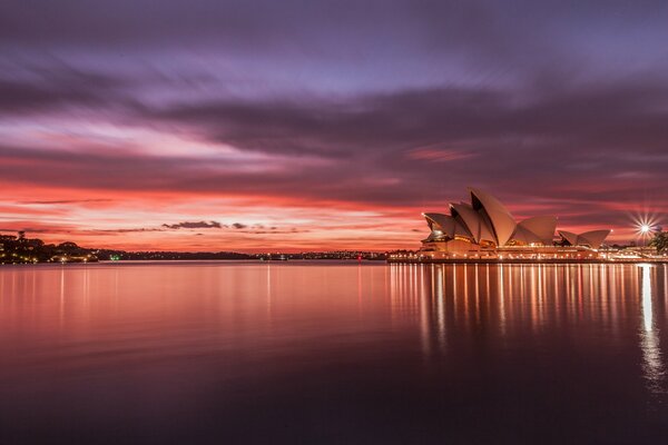 Opera House w Sydney o zachodzie słońca w jego świetności