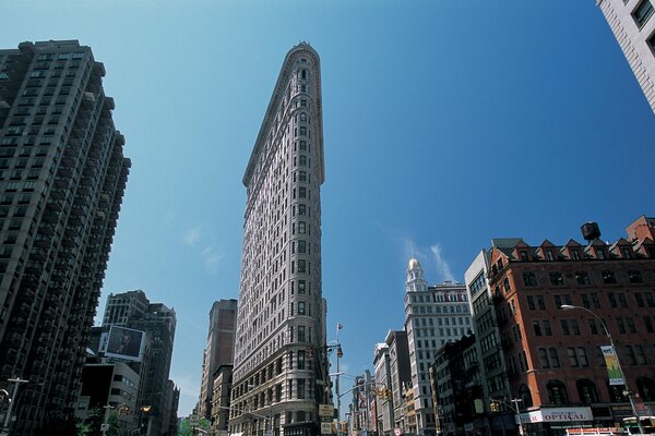 Un edificio estrecho en una gran ciudad