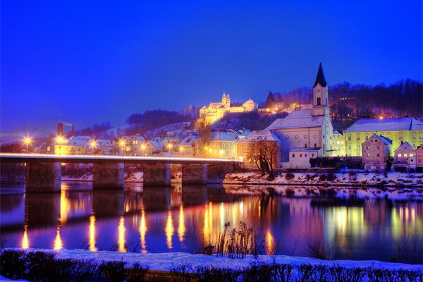 Ville du soir avec des lanternes près de la rivière