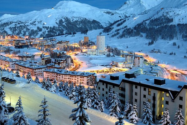 Ville dans les montagnes dans la soirée