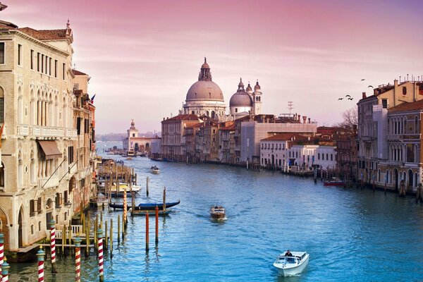 Venedig Wellen Kanal bei Sonnenuntergang