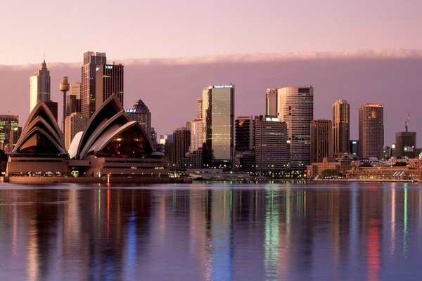 Sydney in Wasserreflexion mit schönem Himmel