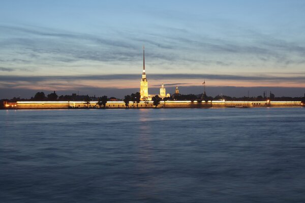 San Petersburgo - fortaleza de Pedro y Pablo, vista desde el terraplén