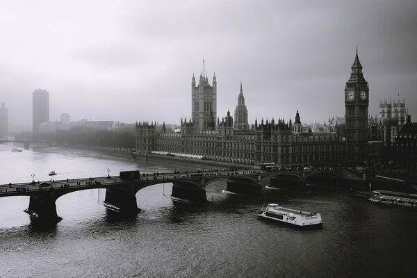 Puente de Londres en blanco y negro en la niebla