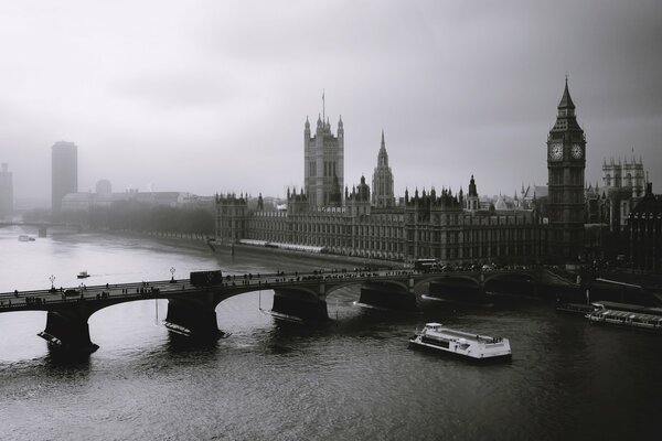 Pont de Londres noir et blanc dans le brouillard