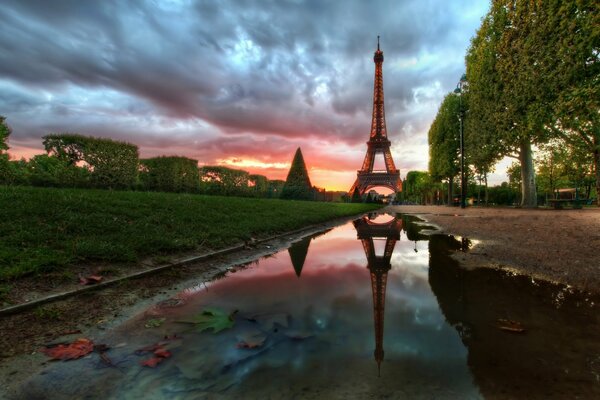 Tour Eiffel sur fond de coucher de soleil rose