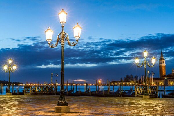 Горящие фонари на площади в Венеции