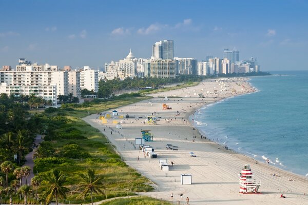 Poranek na miejskiej plaży w Miami