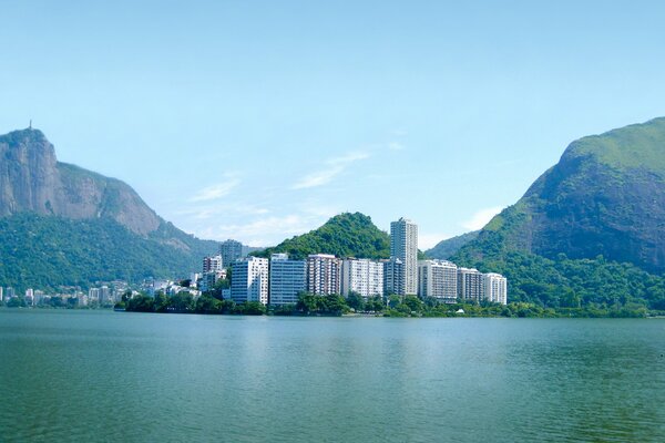 Rio de Janeiro. Vista dall oceano. Cieli e verde
