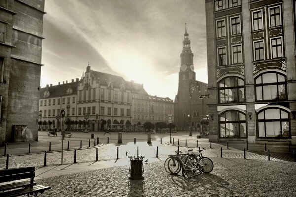 Altstadt schwarz und weiß auf dem Platz mit Fahrrädern