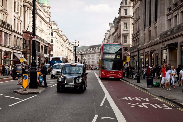 Londyńska ulica z ludźmi i transportem