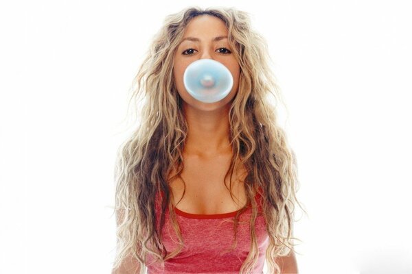 Singer Shakira bursts bubble from chewing gum