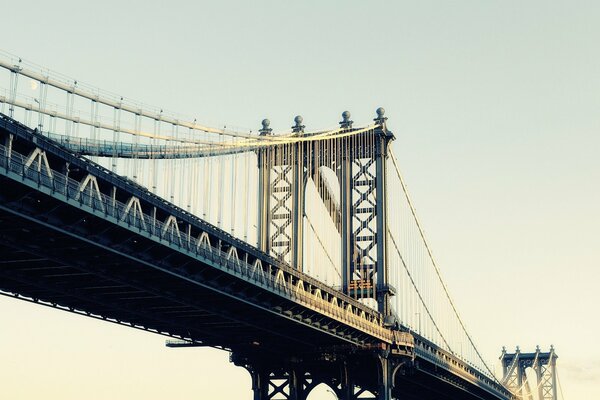 Die massive Manhattan-Brücke während des Sonnenaufgangs