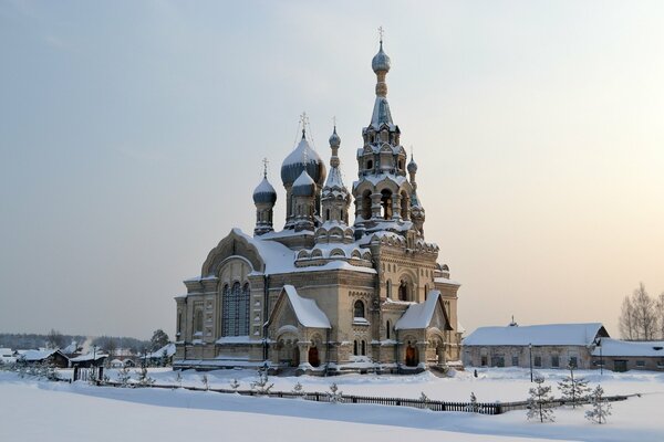 Iglesia Spassky en el pueblo de Kukoboy, región de Yaroslavl