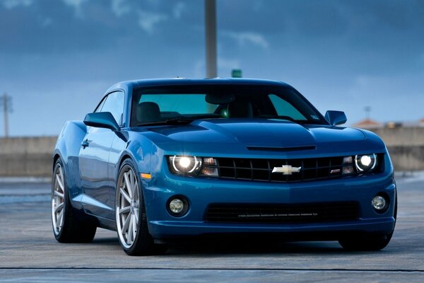 Chevrolet Camaro-azul bajo el cielo azul