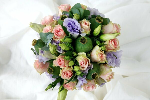 Bouquet de fleurs sur fond blanc