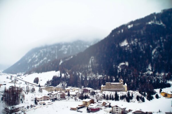Verschneite kleine Stadt in den Bergen