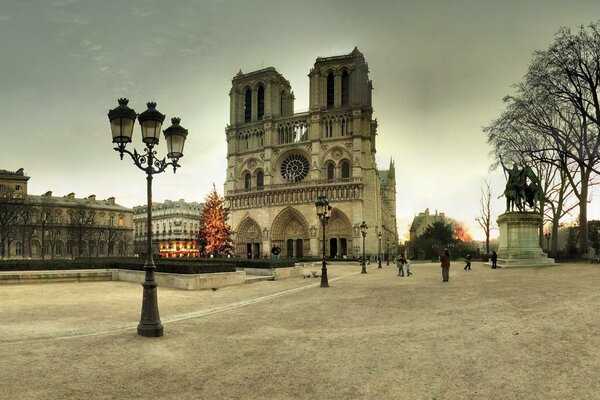 Der Pariser Winterplatz mit der Kathedrale Notre-Dame-de-Paris und dem Denkmal für Karl den Großen