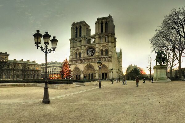 Piazza d inverno di Parigi con la Cattedrale di Notre-Dame de Paris e il Monumento a Carlo Magno