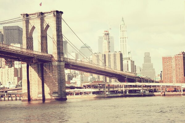 Die Brooklyn Bridge über den Fluss in ihrer ganzen Pracht