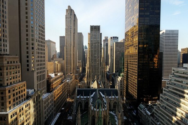 Magnifiques gratte-ciels de Manhattan qui brillent au soleil du matin