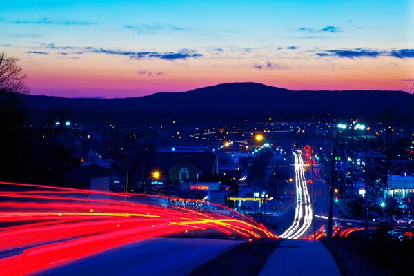 Foto del camino de la ciudad nocturna