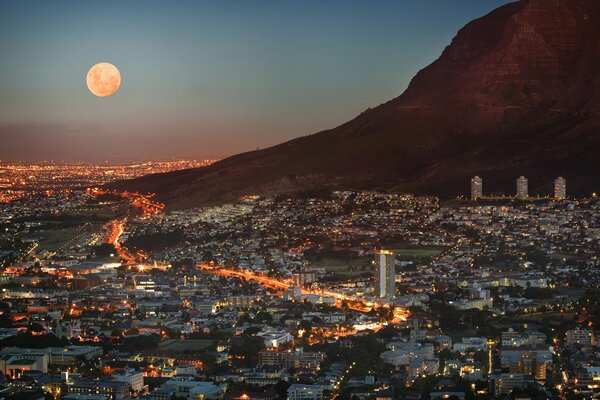 Mond am Himmel über Kapstadt